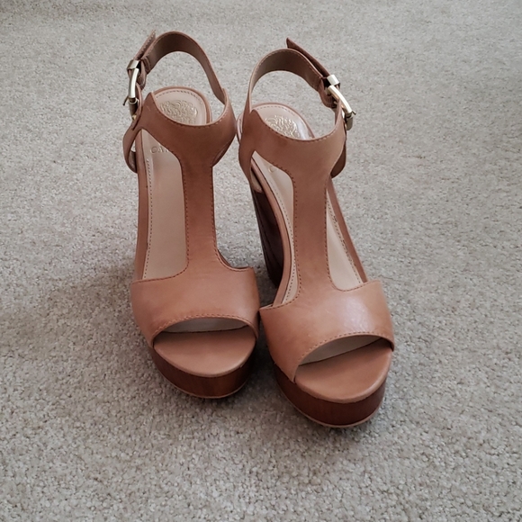 Tan leather wedge sandal. - Picture 2 of 4